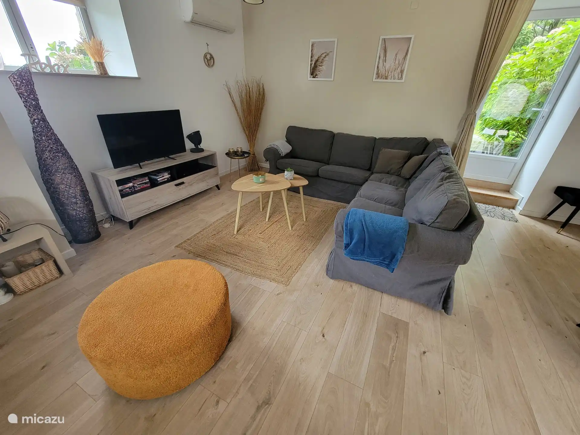 salon met tuindeur naar terras en tuin