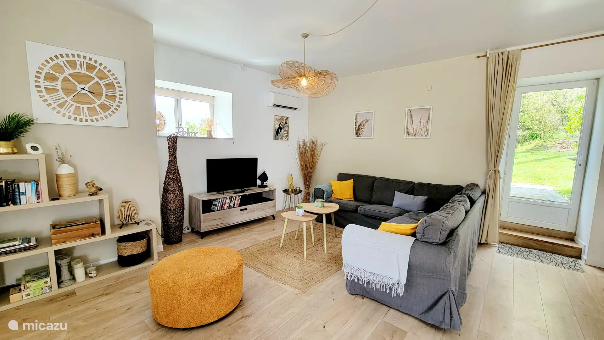 sitting room and access to the garden and terrace