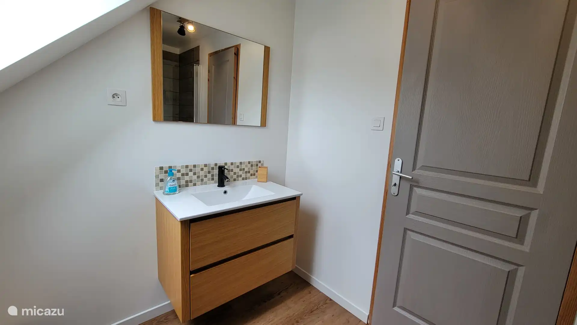 Salle de bain moderne avec douche et WC