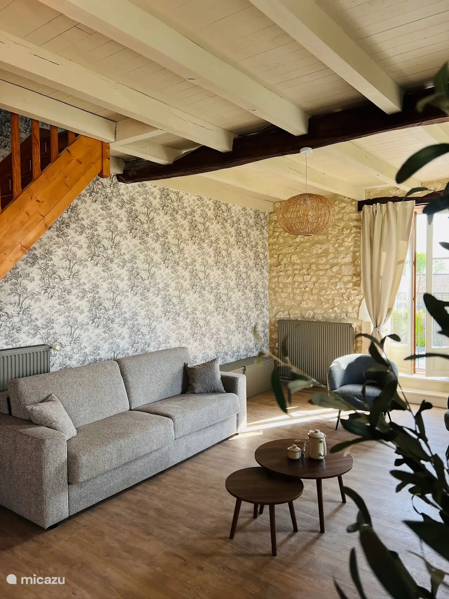 Geräumiges, sonniges Wohnzimmer mit geräumiger Schlafcouch (180 breit)