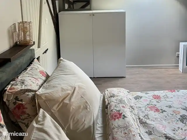 Maison Toile Moss | France, Dordogne, Cherval - maison de vacances Chambre 1 avec grand espace de rangement