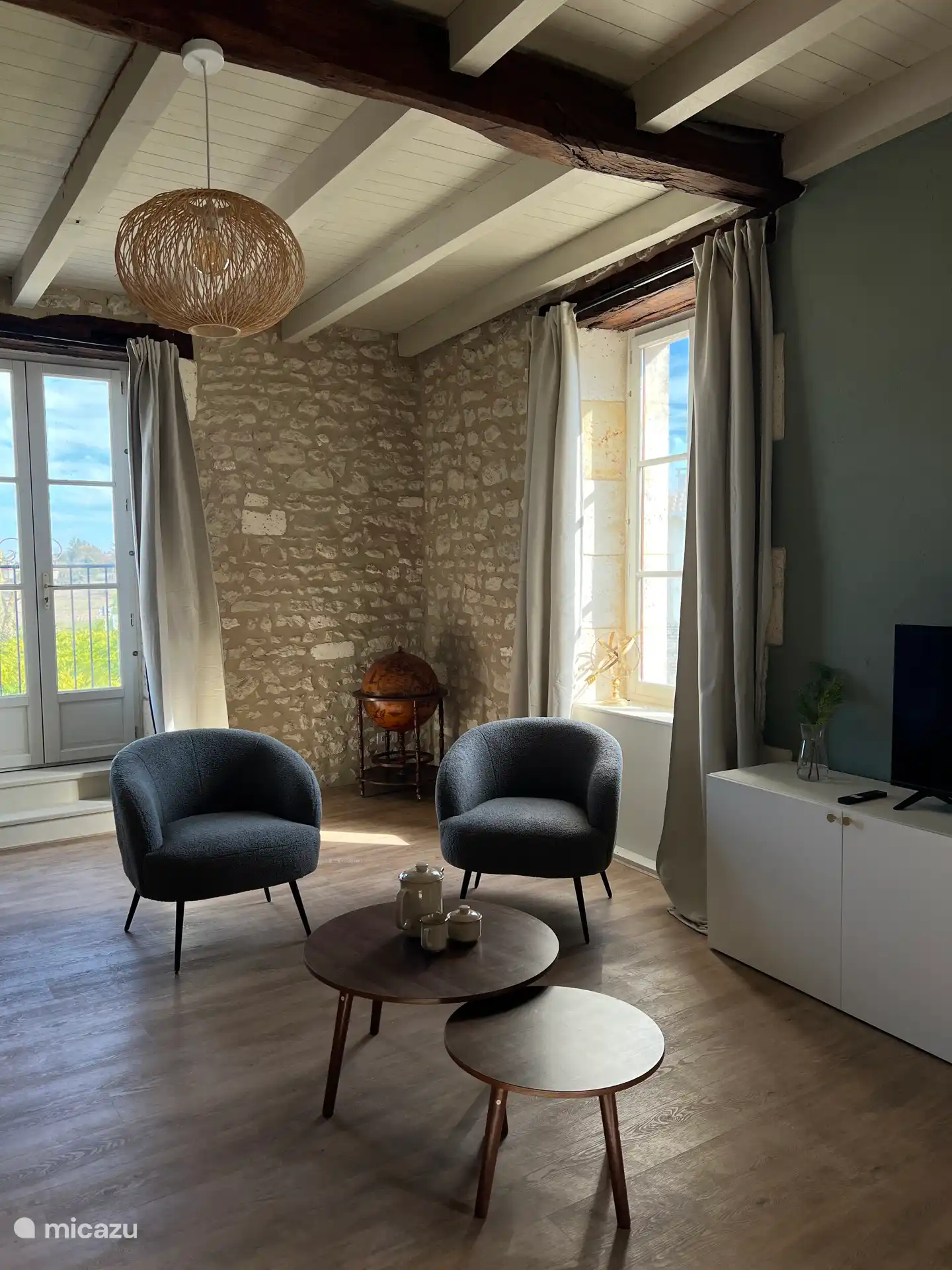 Sonniges Wohnzimmer mit Blick auf die Sonnenblumenfelder.