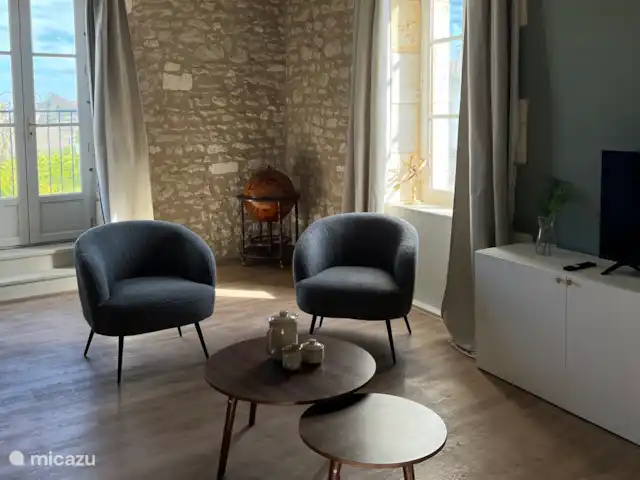 Maison Toile Moss | France, Dordogne, Cherval - maison de vacances Salon ensoleillé avec vue sur les champs de tournesols.