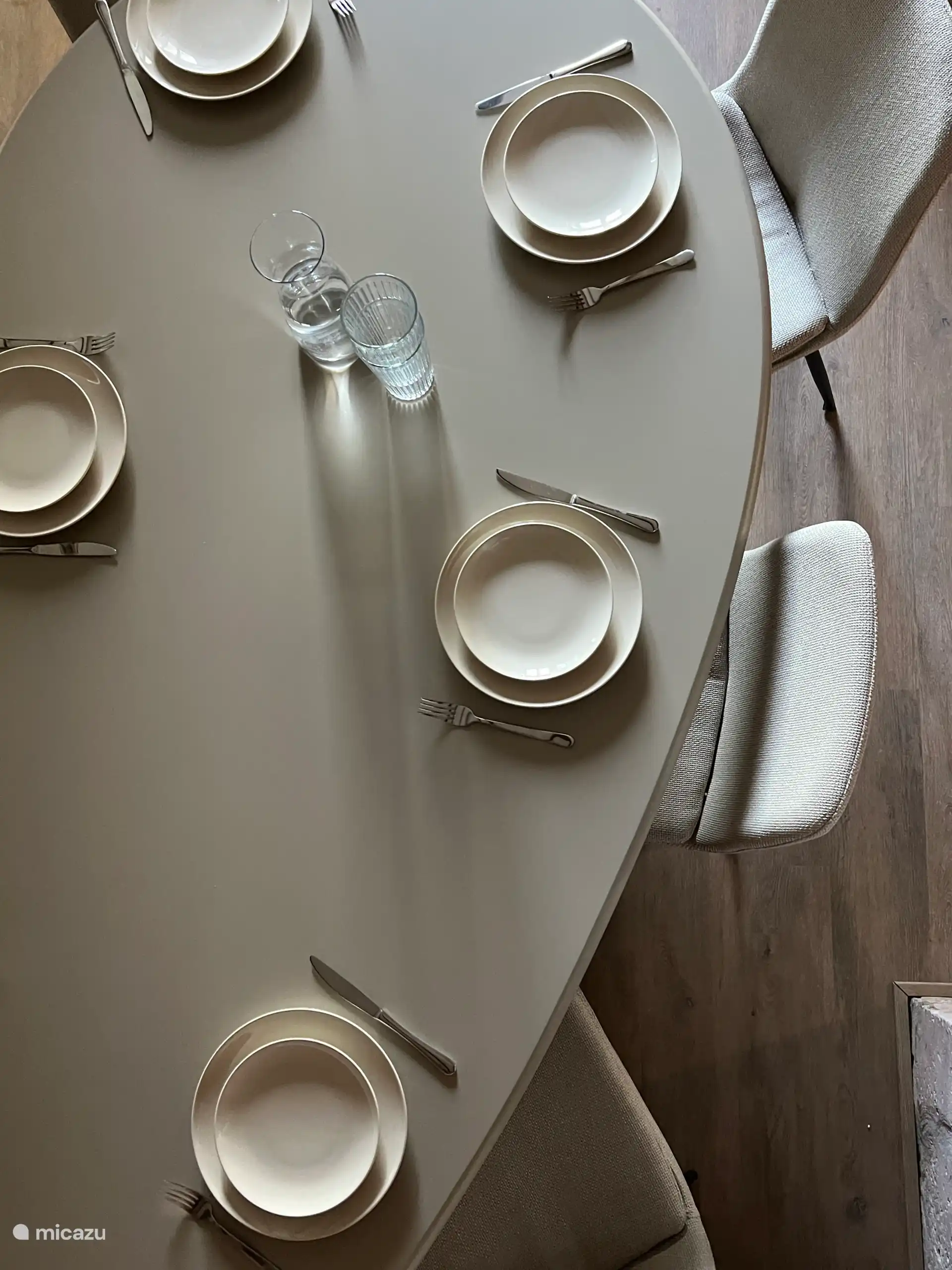 Großzügiger Esstisch für 6 Personen