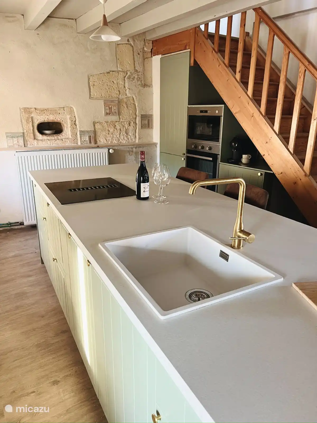 Luxusküche mit großer Kochinsel