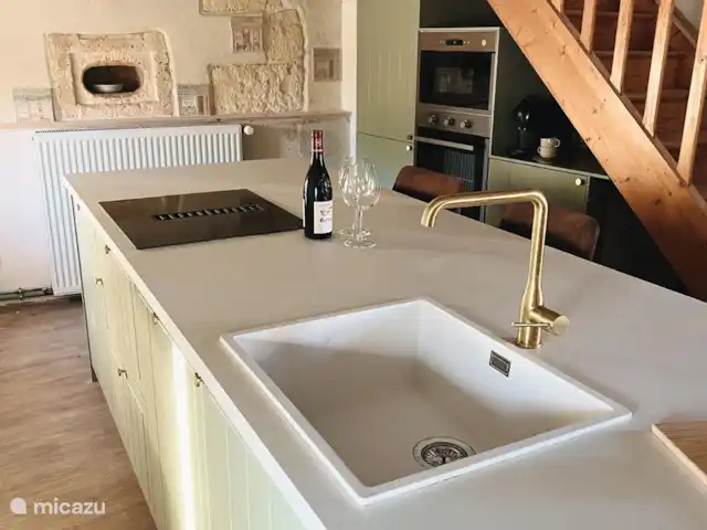Maison Toile Moss | France, Dordogne, Cherval - maison de vacances Cuisine de luxe avec grand îlot de cuisson