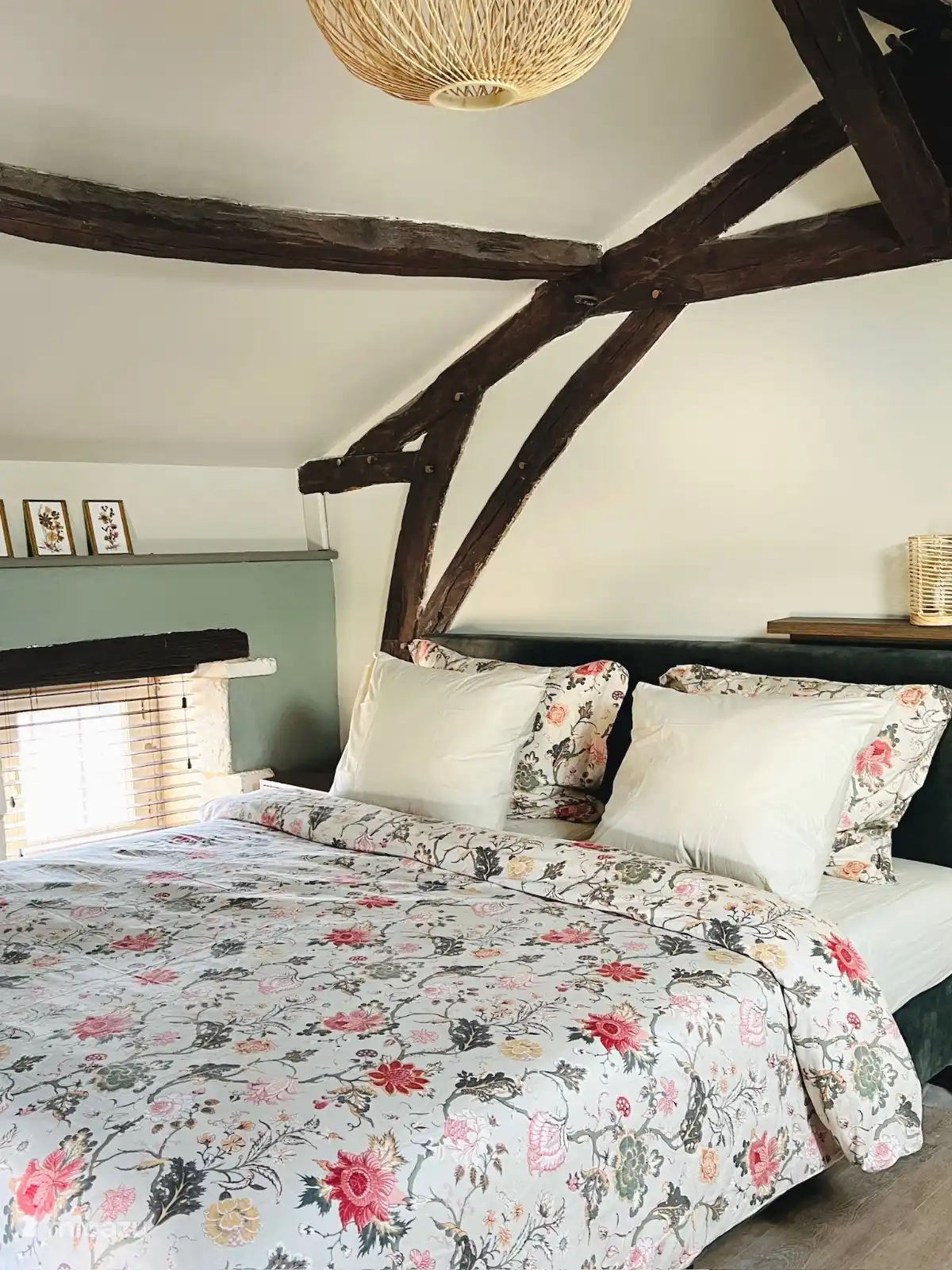 Schlafzimmer 1 mit großem Boxspringbett von 180x210.