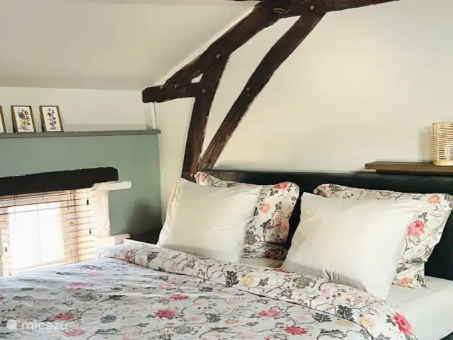 Maison Toile Moss | France, Dordogne, Cherval - maison de vacances Chambre 1 avec grand sommier tapissier de 180x210.