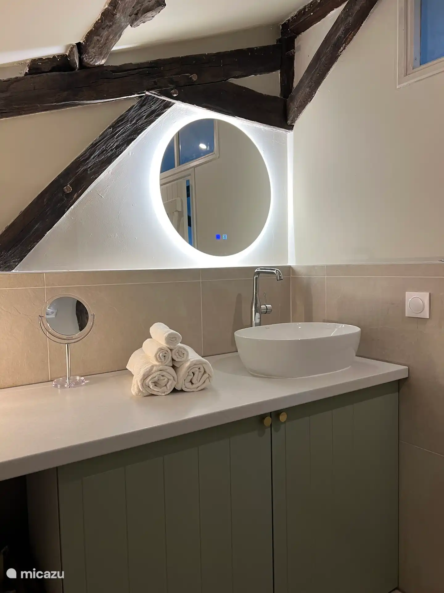 Luxuriöses Badezimmer komplett ausgestattet