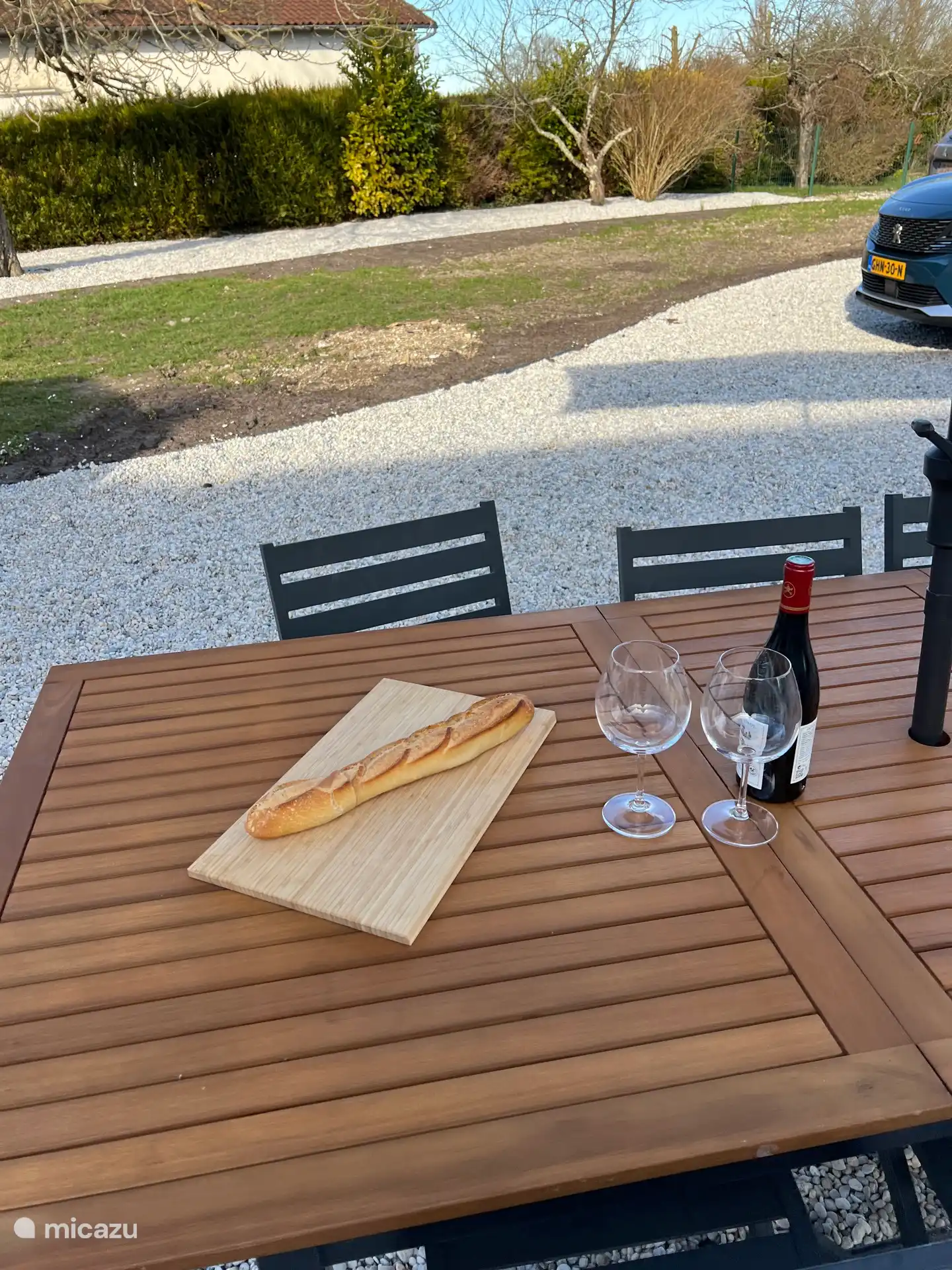 Genießen Sie die untergehende Sonne bei einem Imbiss und einem Getränk