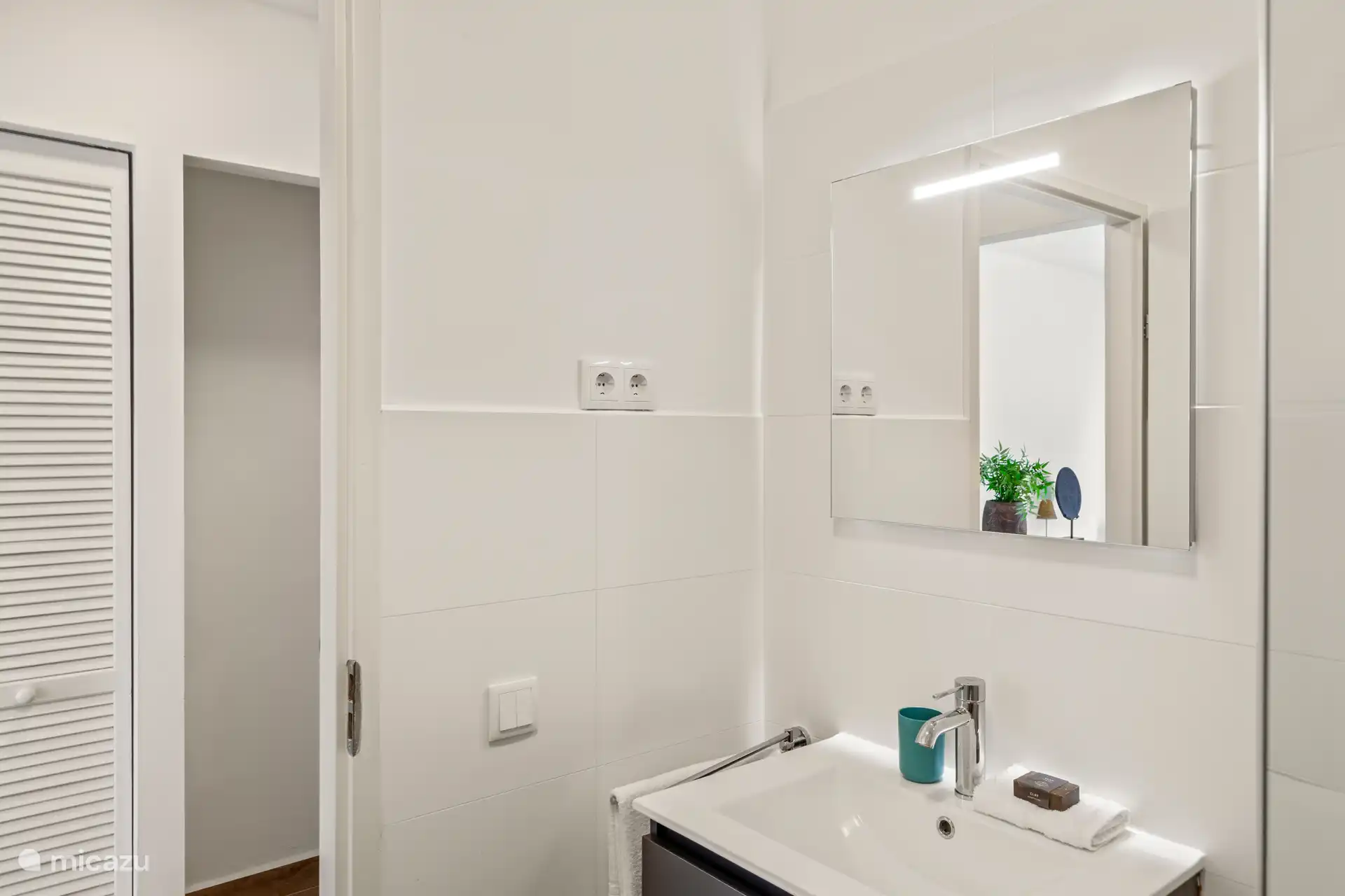 Badezimmer des Schlafzimmers 2, Waschbecken mit Regendusche inkl. eigenem WC