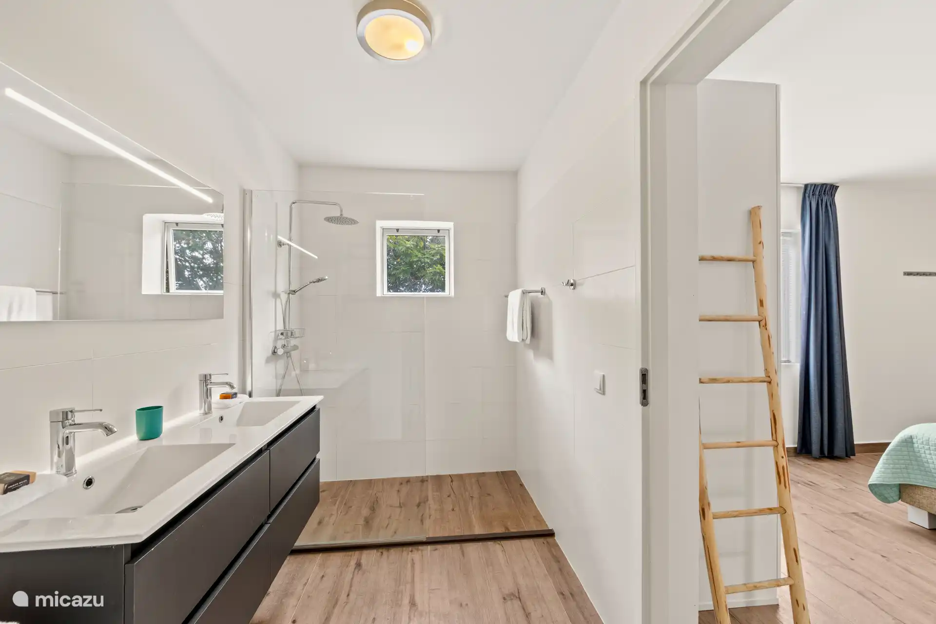 Hauptbadezimmer; Regendusche, 2 Waschtische, Haartrockner und eigene Toilette