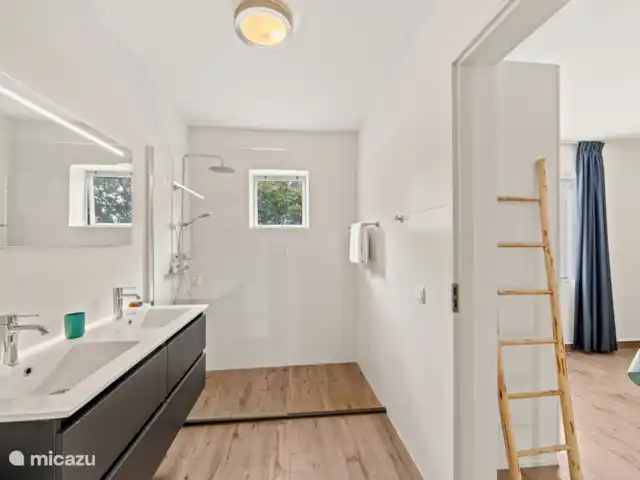 Location de Vacances Curaçao, Curaçao-Centre, Sint Michiel, appartement - Blue Bay / Appartement Triple Tree  Salle de bain principale ; Douche à effet pluie, 2 tables à laver, sèche-cheveux et toilettes privées