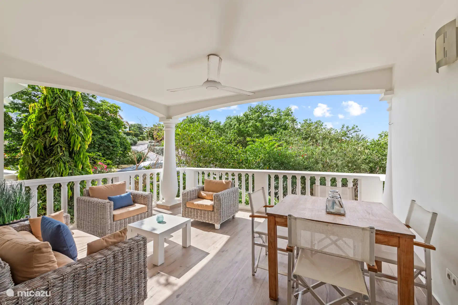 Terrasse mit geräumigen Sitzgelegenheiten und Essbereich, Ventilator ist vorhanden 