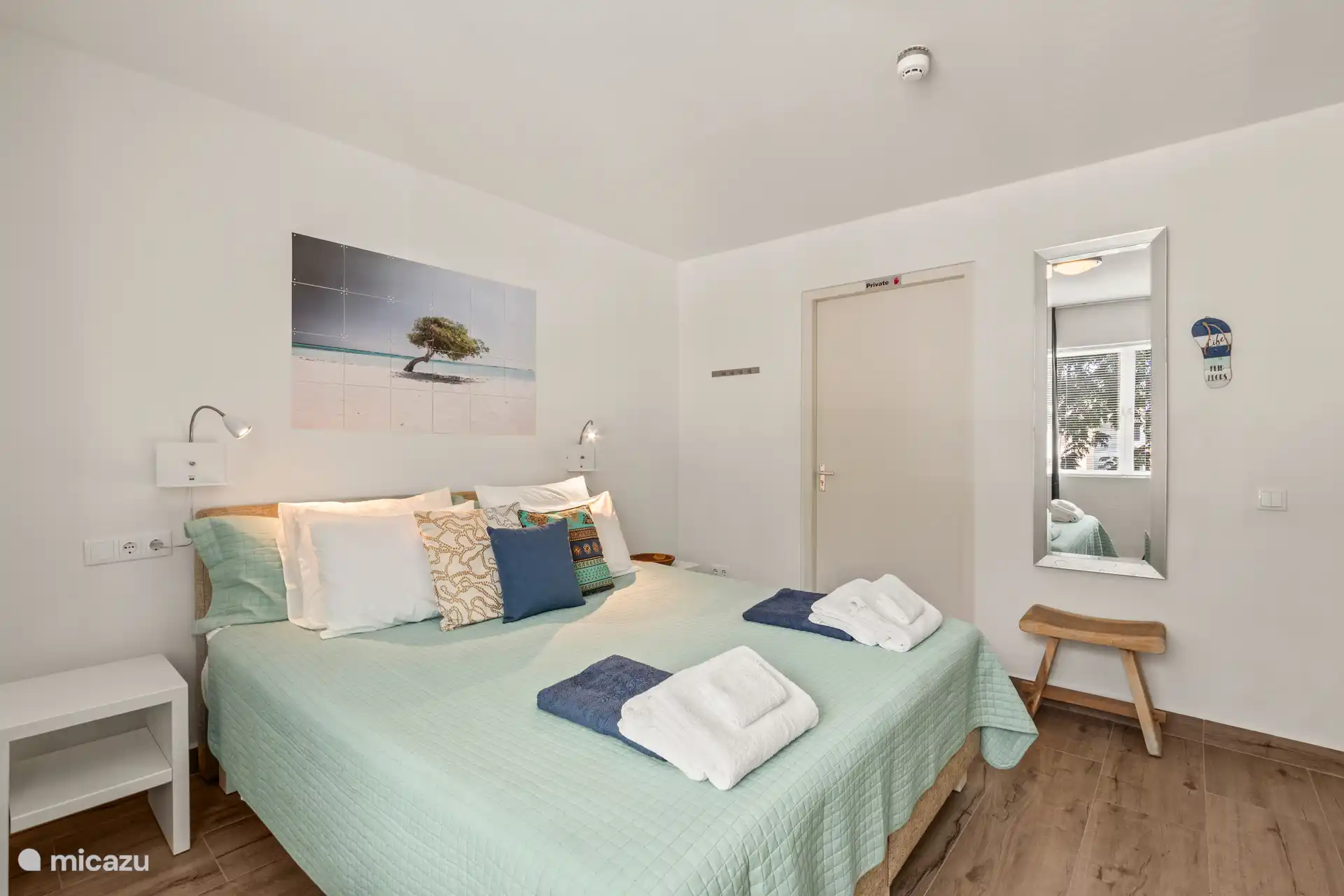 Hauptschlafzimmer mit Kingsize-Bett 180x210cm