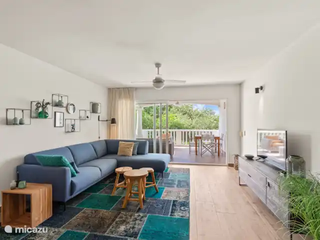 Location de Vacances Curaçao, Curaçao-Centre, Sint Michiel, appartement - Blue Bay / Appartement Triple Tree  coin salon confortable TV avec plus de 200 chaînes internationales