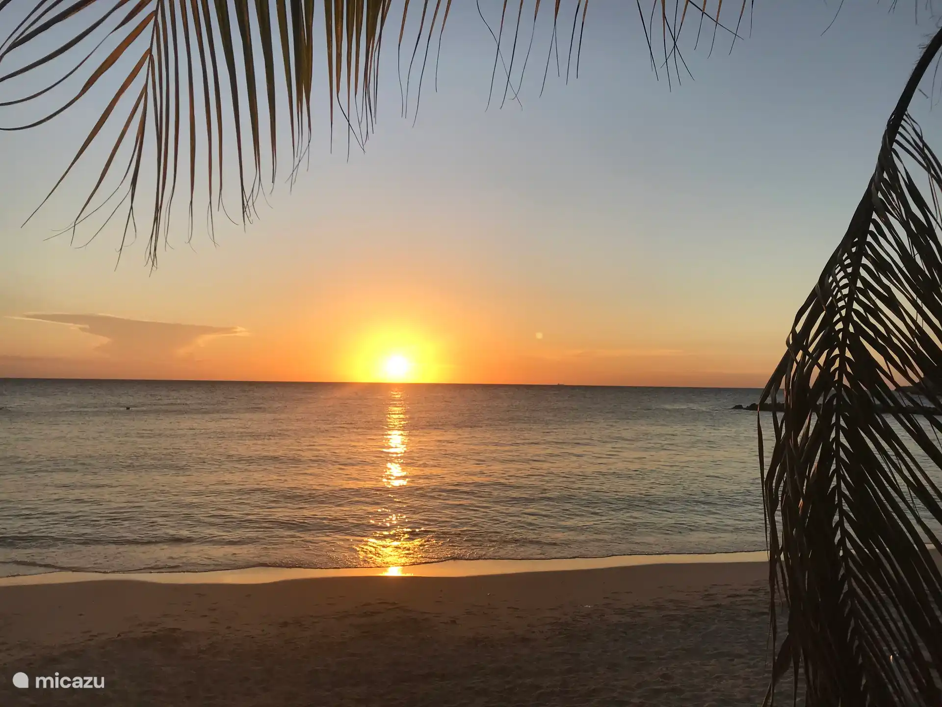 Bewundern Sie den wunderschönen Sonnenuntergang vom Strand aus