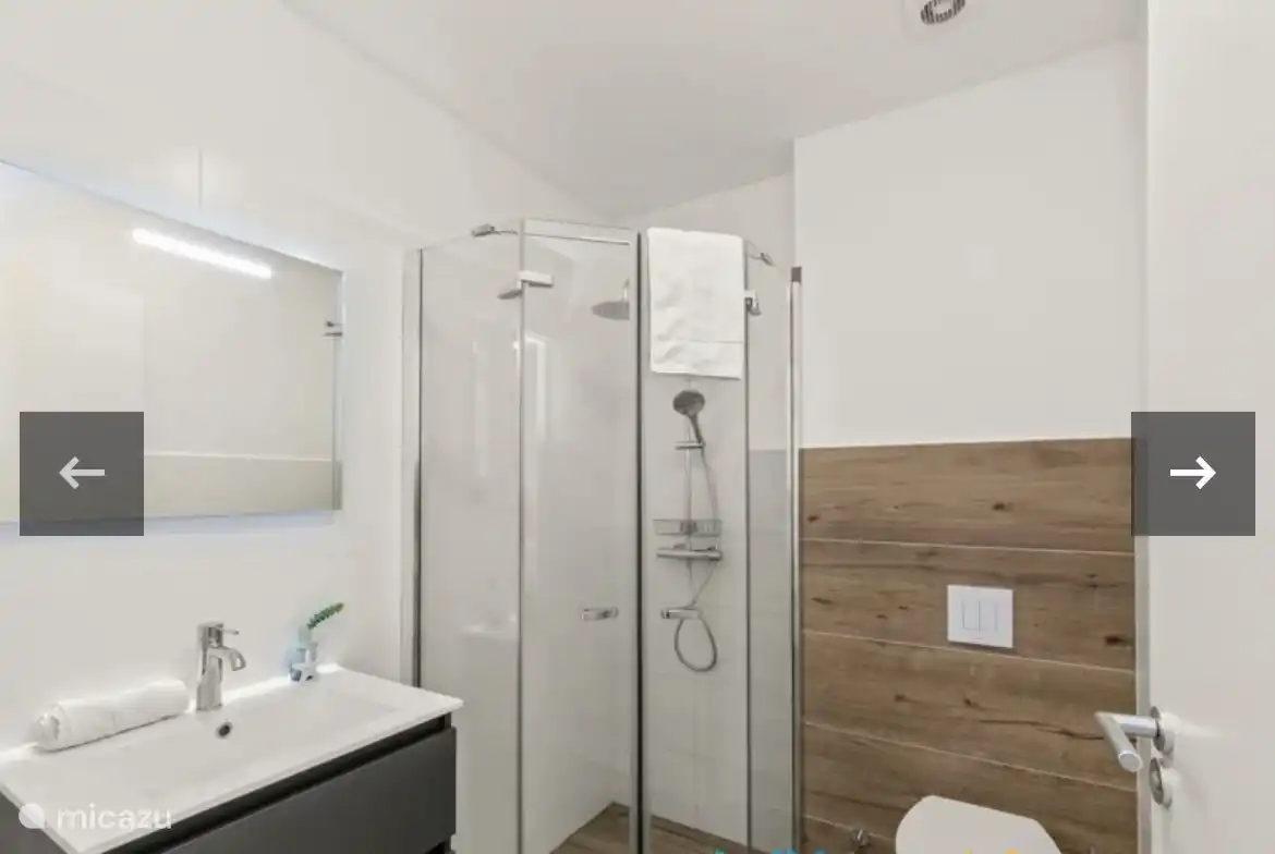 Badezimmer 2; Regendusche, eigene Toilette und Waschbecken