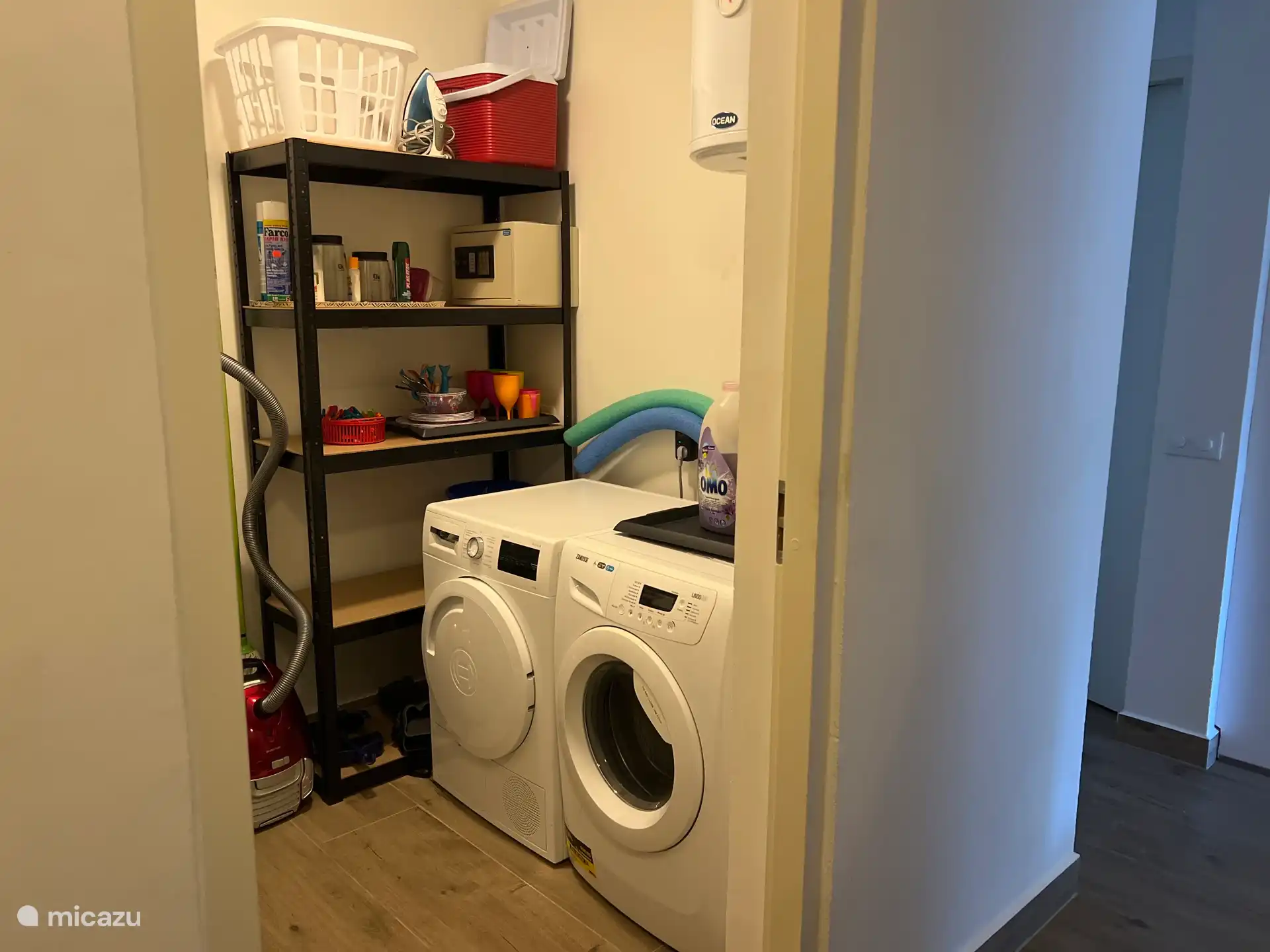 Bijkeuken (o.a. wasmachine & droger, strijkplank & strijkijzer, droogrek, stofzuiger, kluis)