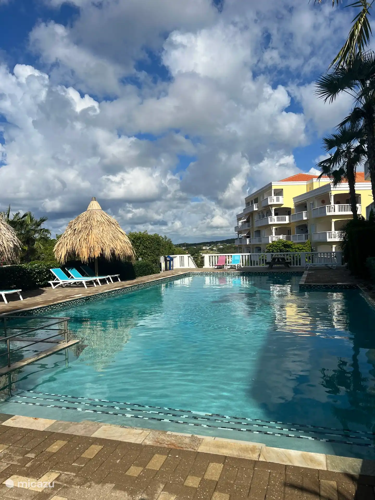 Piscine incluant des transats et des palapas, uniquement pour les invités du Triple Tree