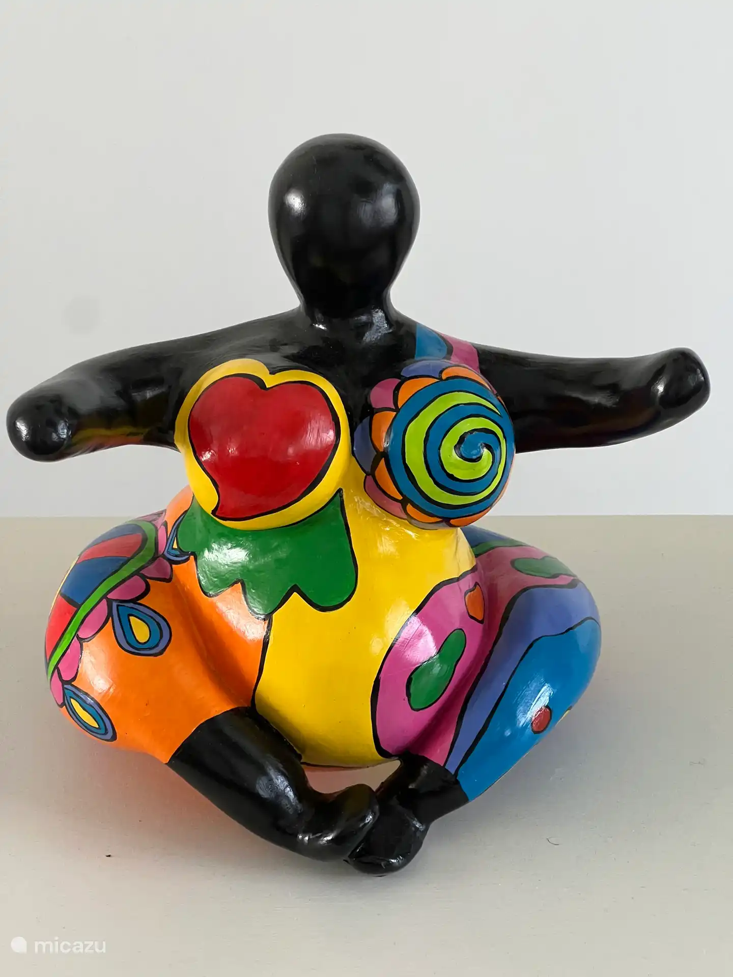 Chichi 

Chichi is het Papiamento-woord voor “grote zus”.
 
@ Serena’s Art Factory 
Chichi-Curacao.com