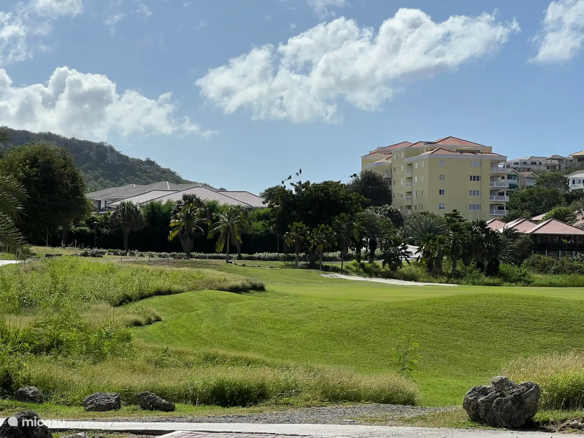 Zicht vanaf hole 1 richting Triple Tree gebouw.