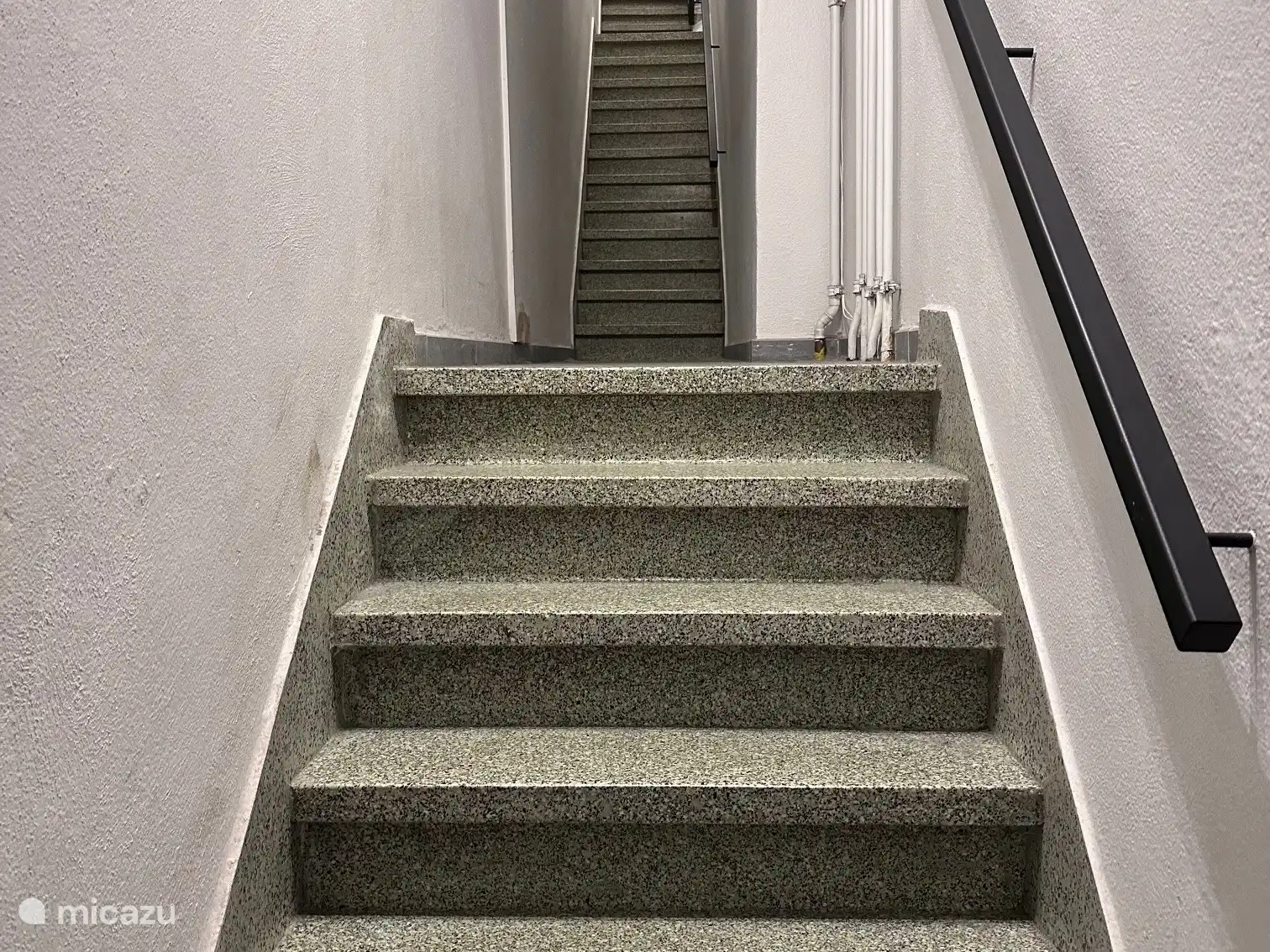 Escalera. El apartamento está en el segundo piso.