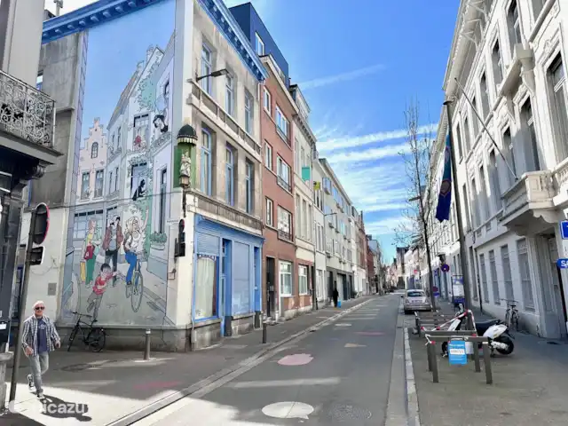 ArtPartment huren in België, Antwerpen, Antwerpen - appartement Buitenkant met Kiekeboe tekening van de bekende Belgische tekenaar Merho. Appartement is ernaast met de rode steen.