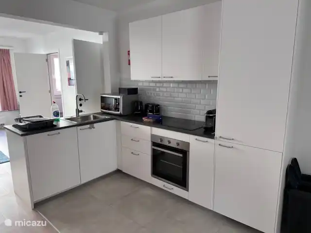 ArtPartment huren in België, Antwerpen, Antwerpen - appartement Open keuken met zicht op de woonkamer.