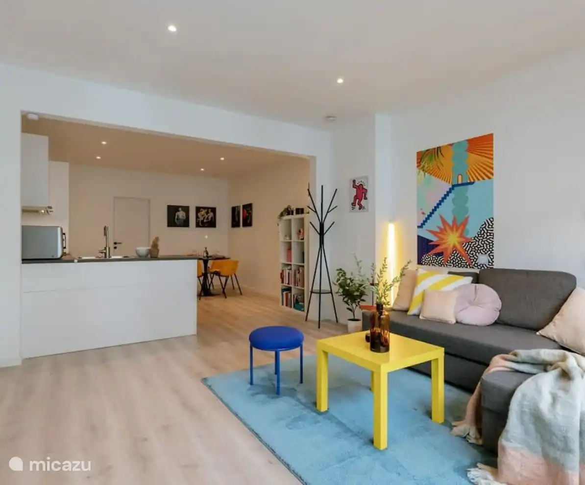 Salón comedor con cocina abierta. Mucha luz natural.