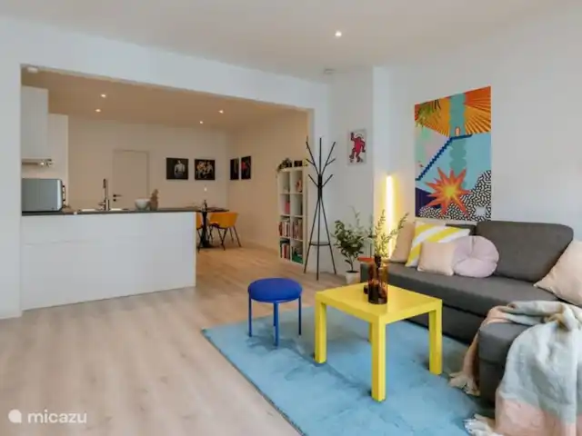 ArtPartment huren in België, Antwerpen, Antwerpen - appartement Woonkamer met open keuken. Veel natuurlijk daglicht.