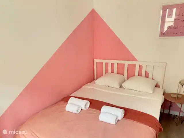ArtPartment huren in België, Antwerpen, Antwerpen - appartement 2de kleinere slaapkamer, andere impressie. Er is een klein kastje aanwezig.