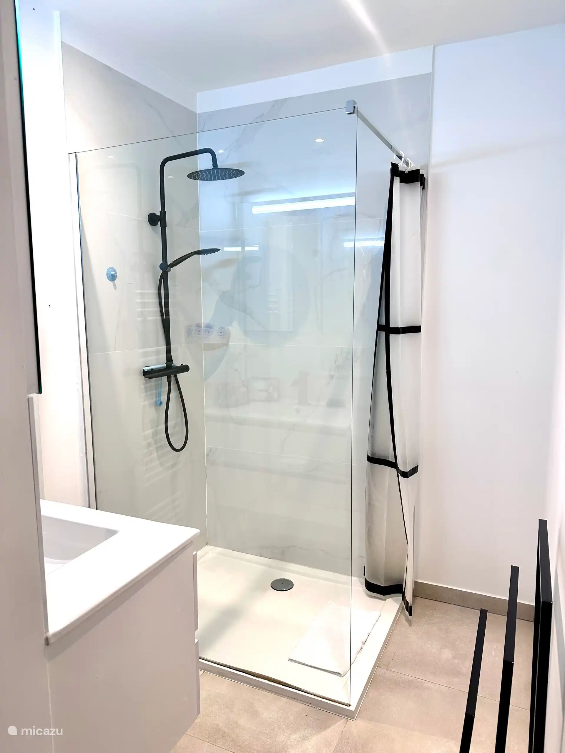 Cuarto de baño con ducha a ras de suelo.