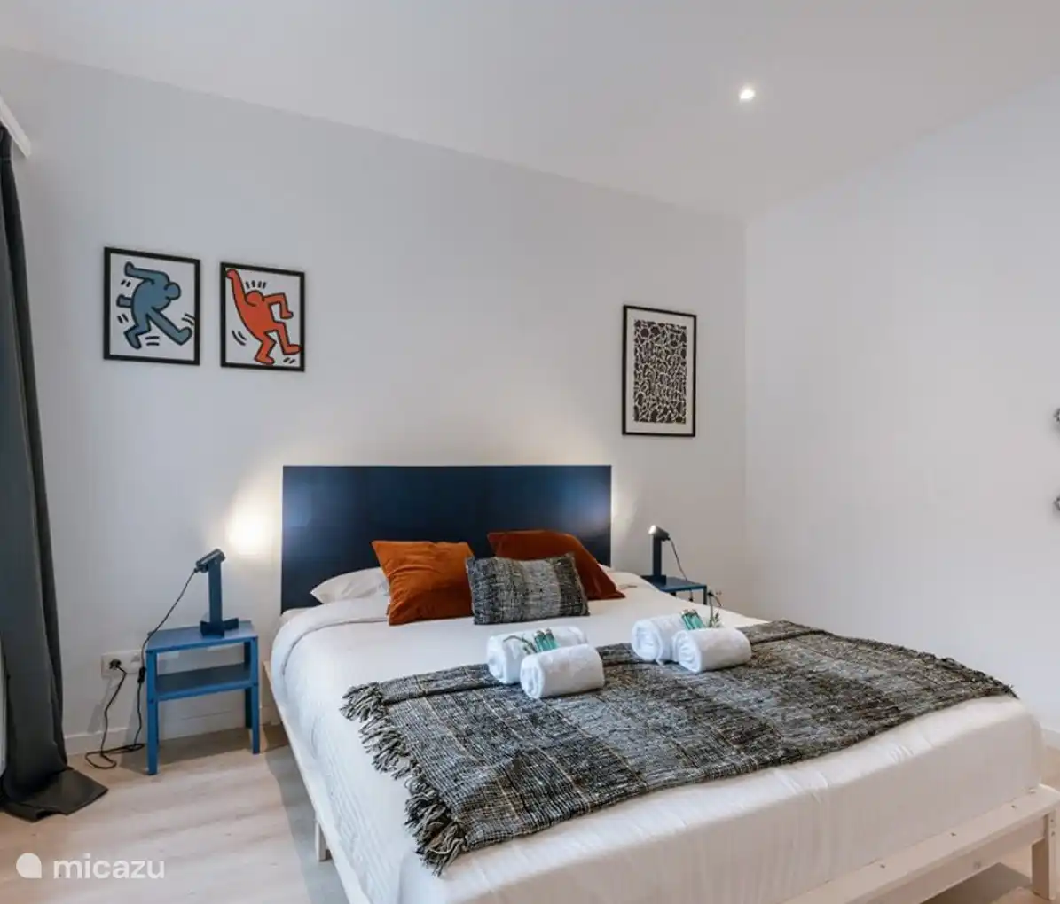 1º dormitorio grande con cama doble de 1,80 m x 2,00 m.
Mucho espacio de almacenamiento con un gran armario, una cómoda más pequeña y un sistema de suspensión con percheros. + Espejo grande. También hay una cuna disponible.