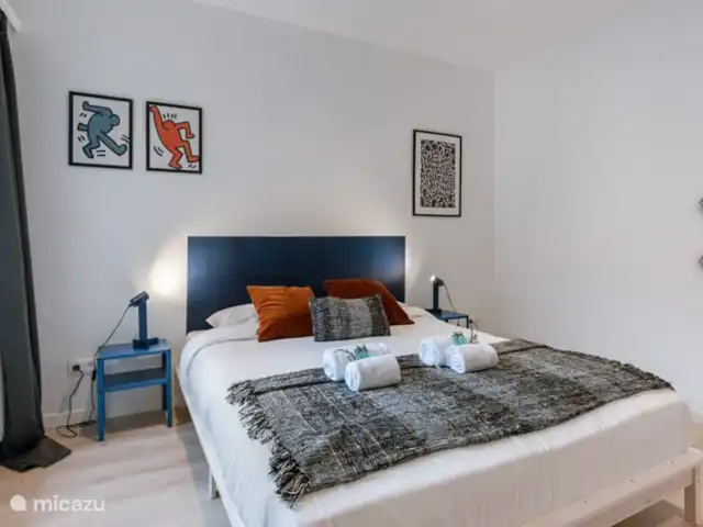 ArtPartment huren in België, Antwerpen, Antwerpen - appartement 1ste grote slaapkamer met tweepersoonsbed 1.80 m x 2.00m.
Veel opbergruimte met grote kast, kleinere ladekast en ophangsysteem met kapstokken. +  grote spiegel. Er is ook een kinderbedje aanwezig.