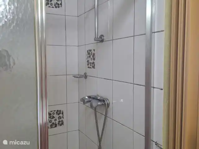 Seru Coral Resort Appartement 188 | Curaçao, Curaçao-Centre, Partisan du corail - appartement salle de bain avec douche, 2ème toilette et meuble vasque