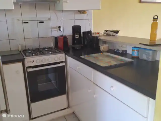 Seru Coral Resort Appartement 188 | Curaçao, Curaçao-Centre, Partisan du corail - appartement Cuisine complète avec cuisinière à gaz, micro-ondes, cafetière, friteuse à air et grand réfrigérateur américain