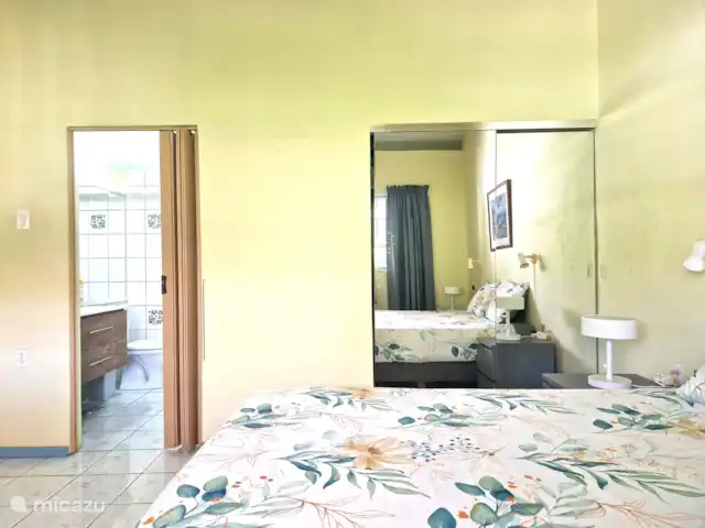 Seru Coral Resort Appartement 188 huren in Curaçao, Curacao-Midden, Koraal Partier - appartement slaapkamer meet inbouwkast en badkamer
