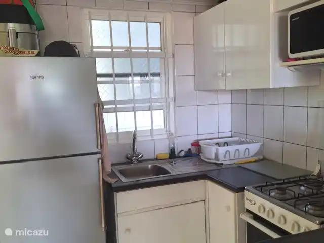 Seru Coral Resort Appartement 188 | Curaçao, Curaçao-Centre, Partisan du corail - appartement Cuisine avec grand réfrigérateur-congélateur