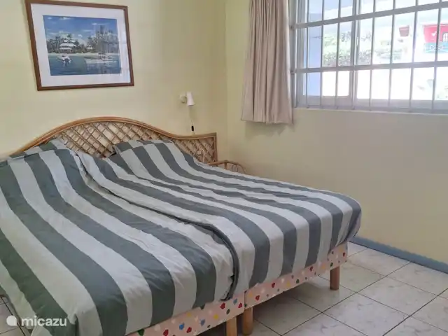 Seru Coral Resort Appartement 188 | Curaçao, Curaçao-Centre, Partisan du corail - appartement chambre avec lit king-size, sommier tapissier et télévision