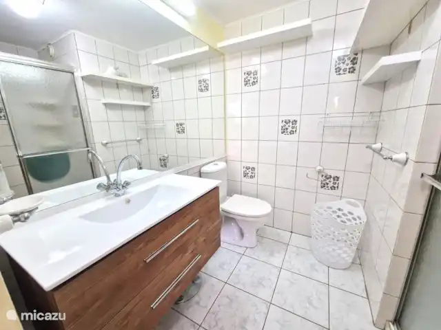 Seru Coral Resort Appartement 188 huren in Curaçao, Curacao-Midden, Koraal Partier - appartement badmeubel en toilet