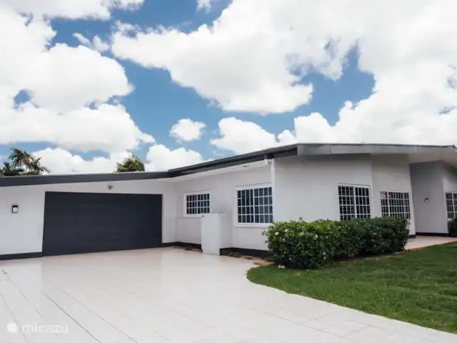 Location de Vacances Suriname, Paramaribo, Paramaribo, villa - Villa spacieuse à Paramaribo Nord Devant de la maison avec garage et une partie du jardin avant