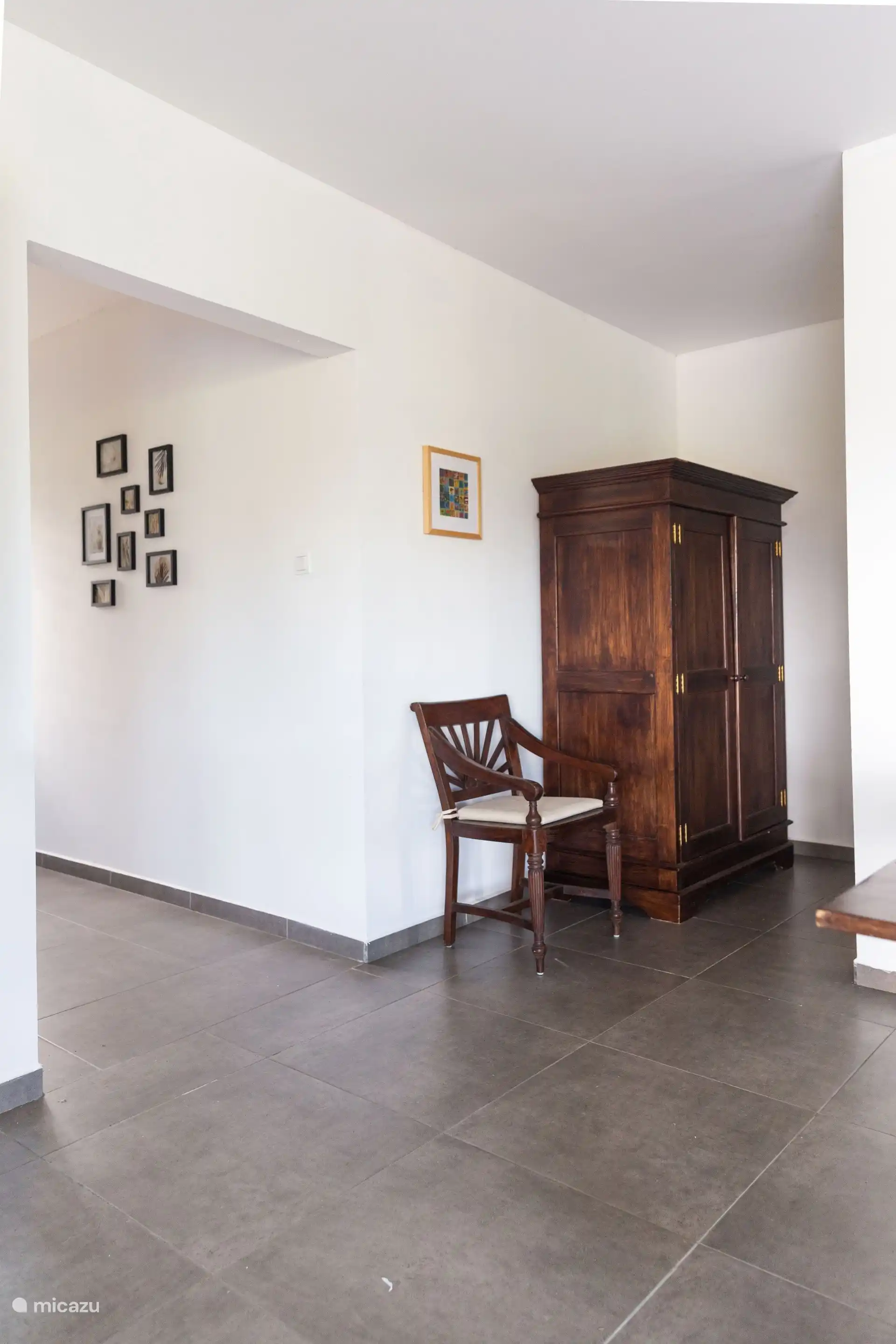 Armario con sábanas y toallas de baño