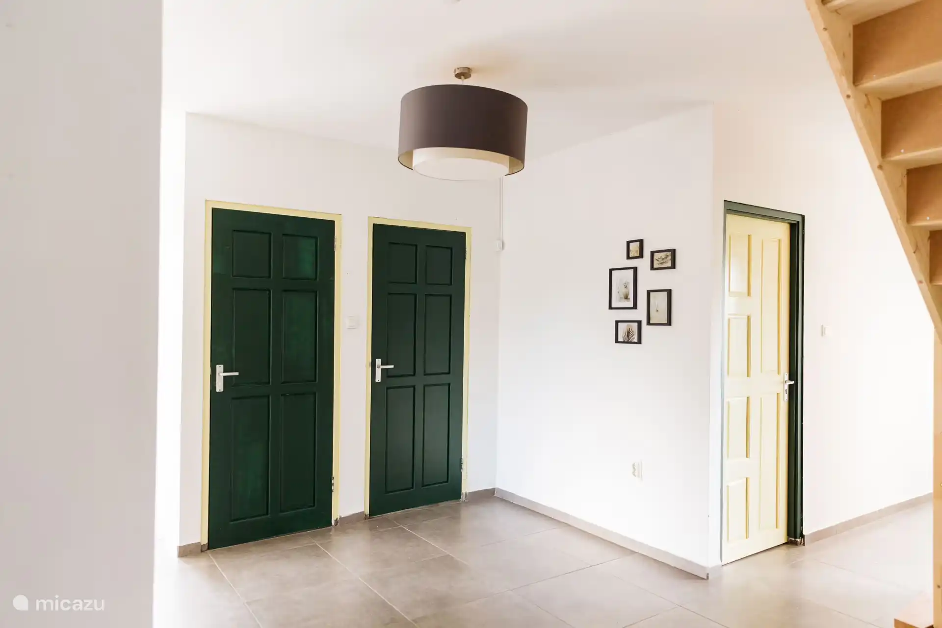 Pasillo con puertas al aseo, baño y dormitorios