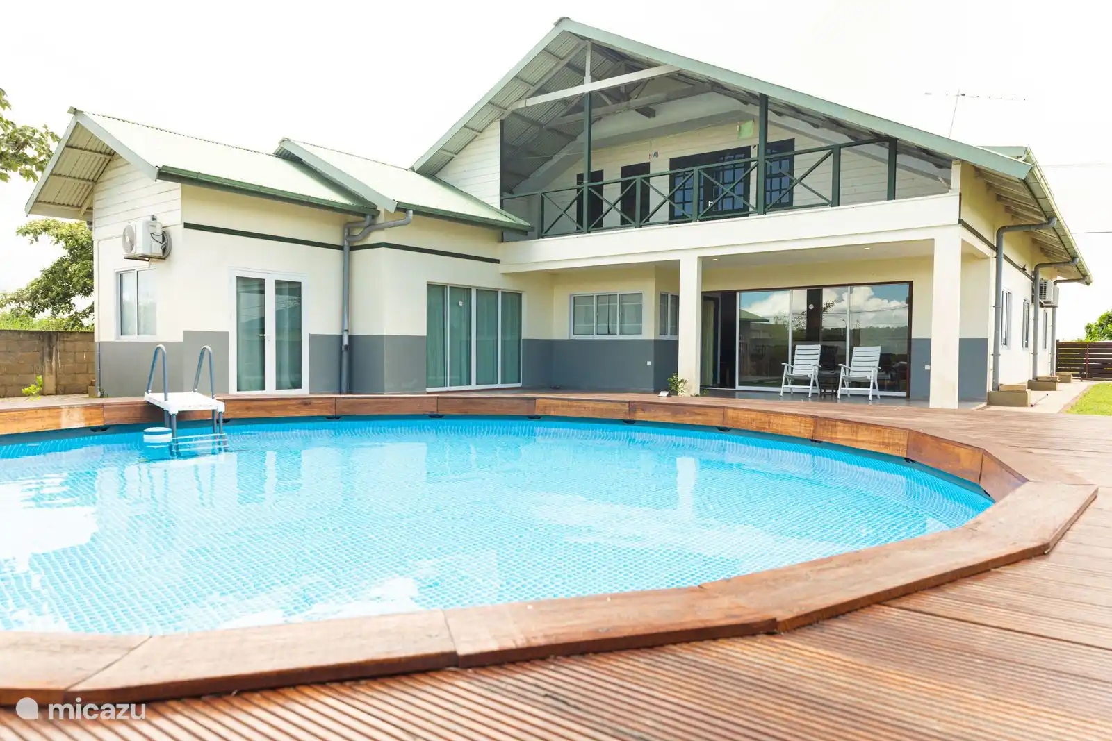 villa en Paramaribo, Surinam –  Gran villa con piscina