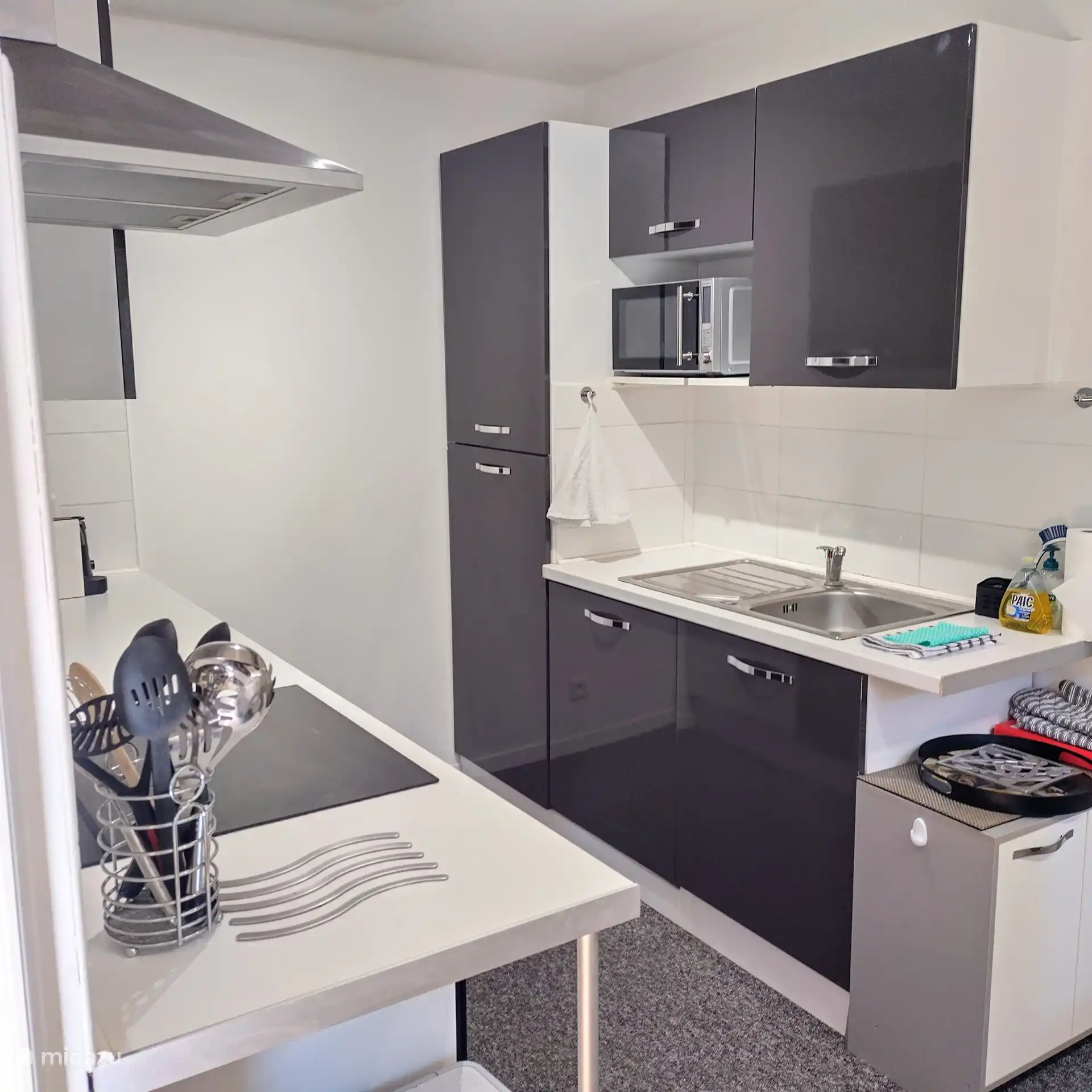 Küche, mit Spüle, Mikrowelle, eingebautem Kühlschrank mit Gefrierfach