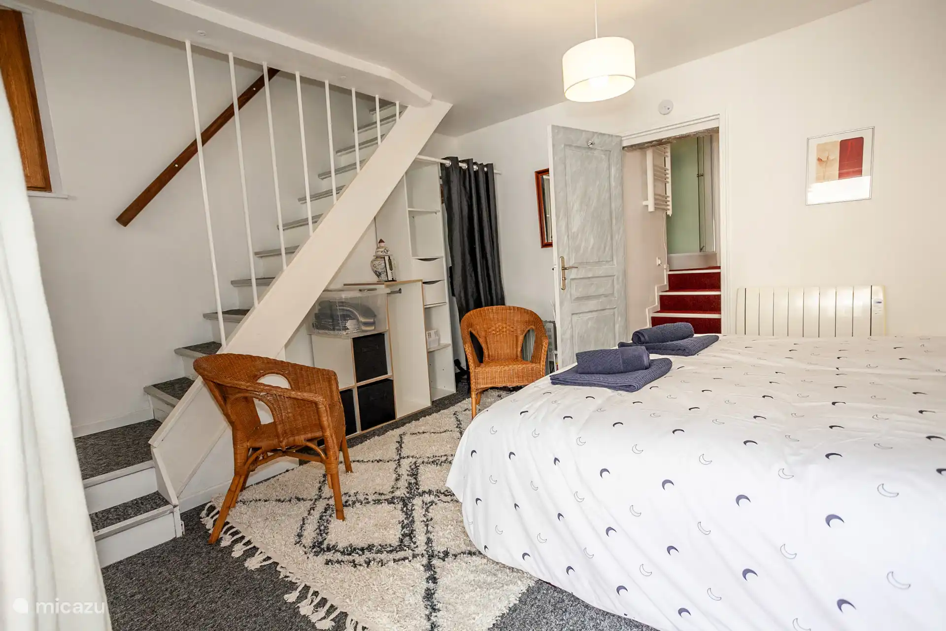 Schlafzimmer im Erdgeschoss mit Treppe, Kleiderschrank und Zugang zum Duschbad