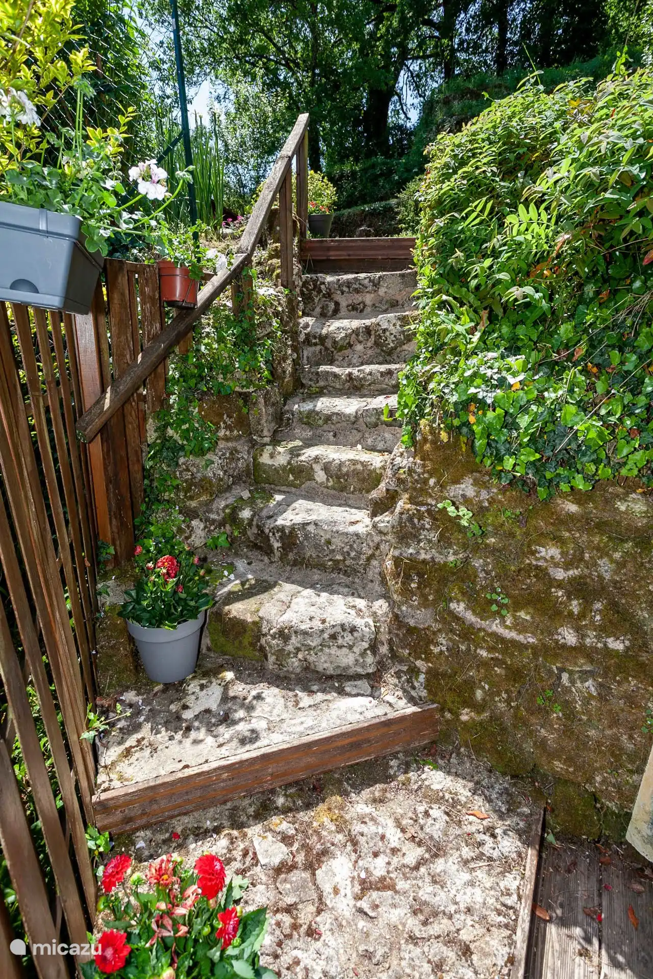 Die Steintreppe zum Garten