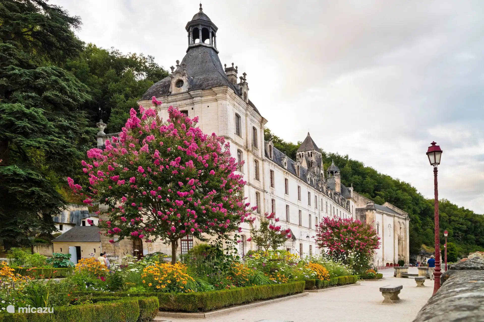Die Abtei und das Kloster in Brantome, gegründet von Karl dem Großen - mit eigener Höhle