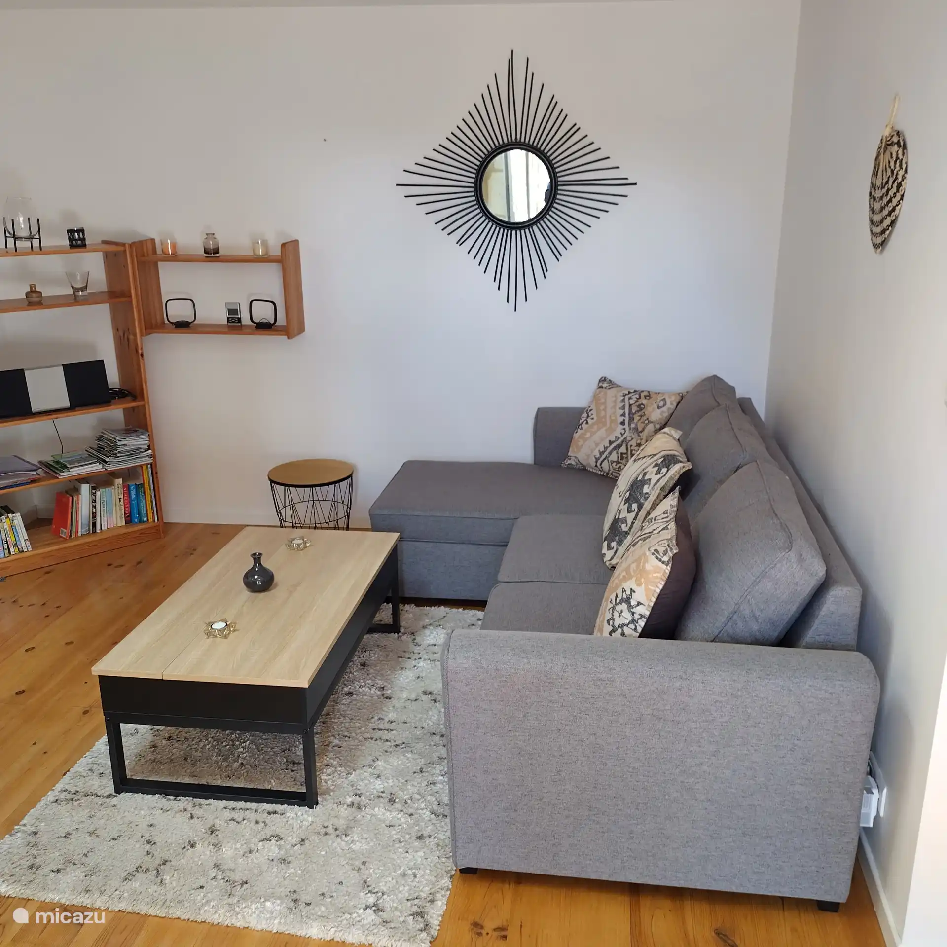 Wohnzimmersofa und Tisch (aufklappbar) - neu in dieser Saison